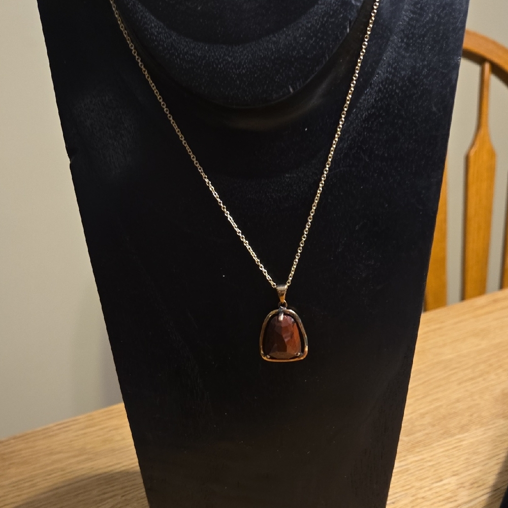 Elegant Gold Pendant Necklace